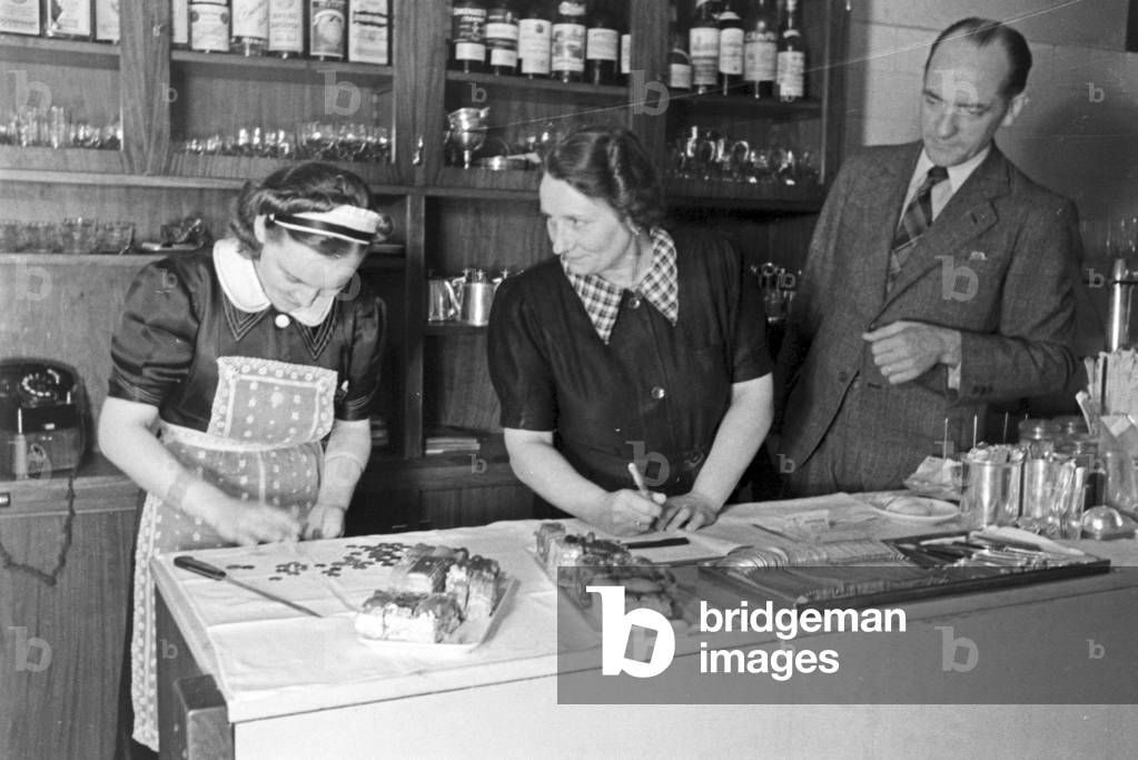 Daily routine in a Viennese coffeehouse, Germany 1930s (b/w photo)