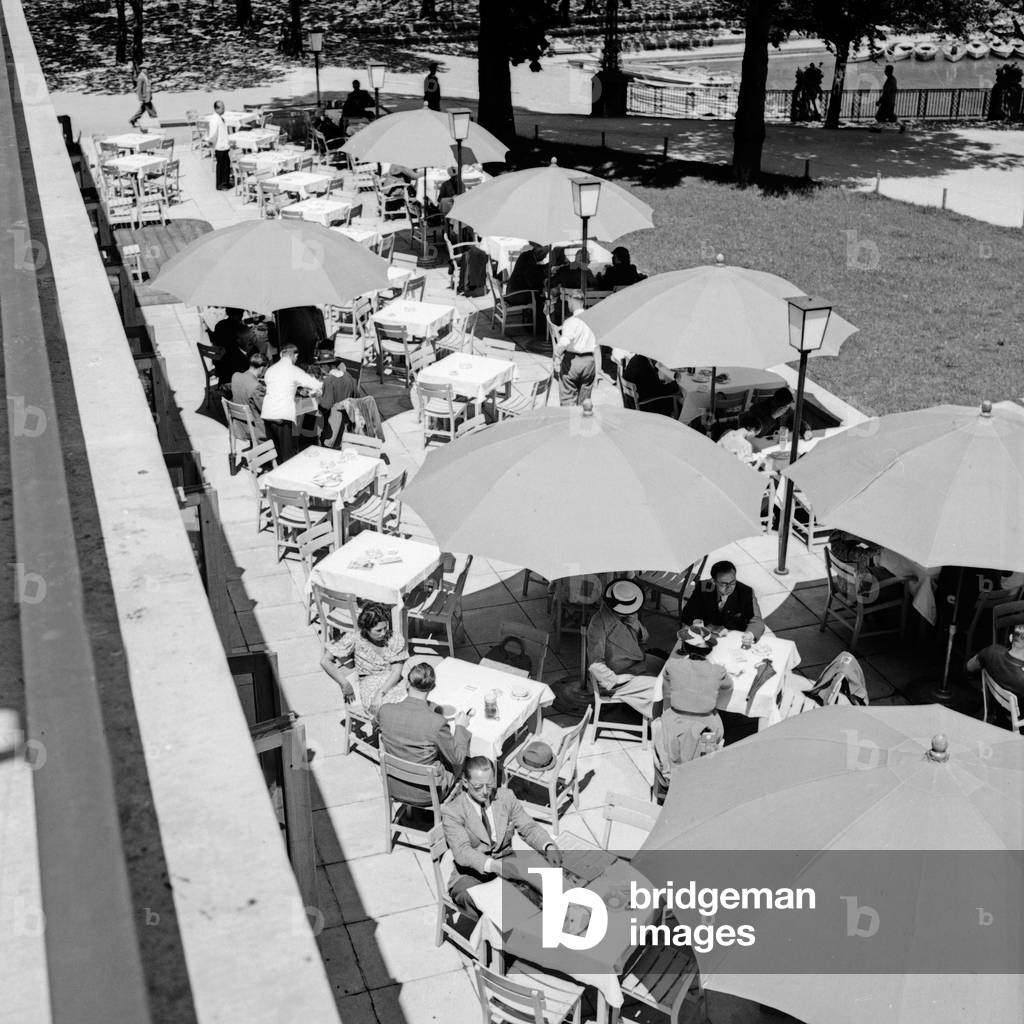 People sitting in an open air cafe restaurant, Germany 1930s (b/w photo)