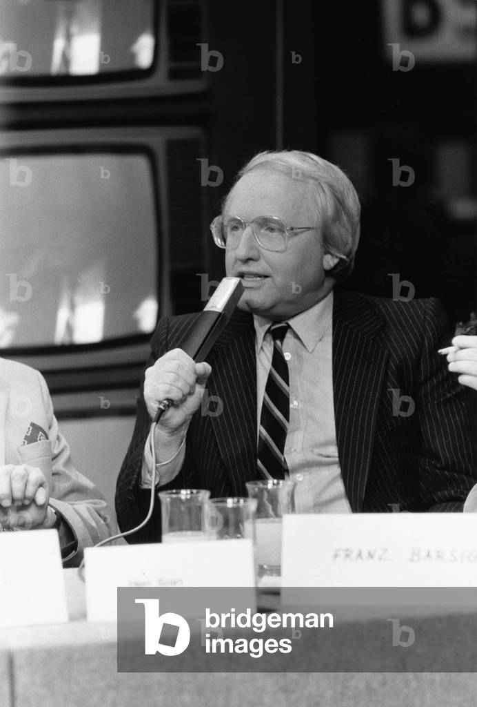 German news presenter Werner Veigel moderating a talkshow, May 13th, 1981