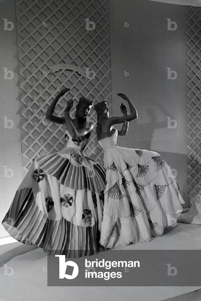 Display dummys in feastful evening dresses, made of the synthetic rubber vistra of the chemistry company I, G. Farbenindustrie AG, Germany 1940s (b/w photo)
