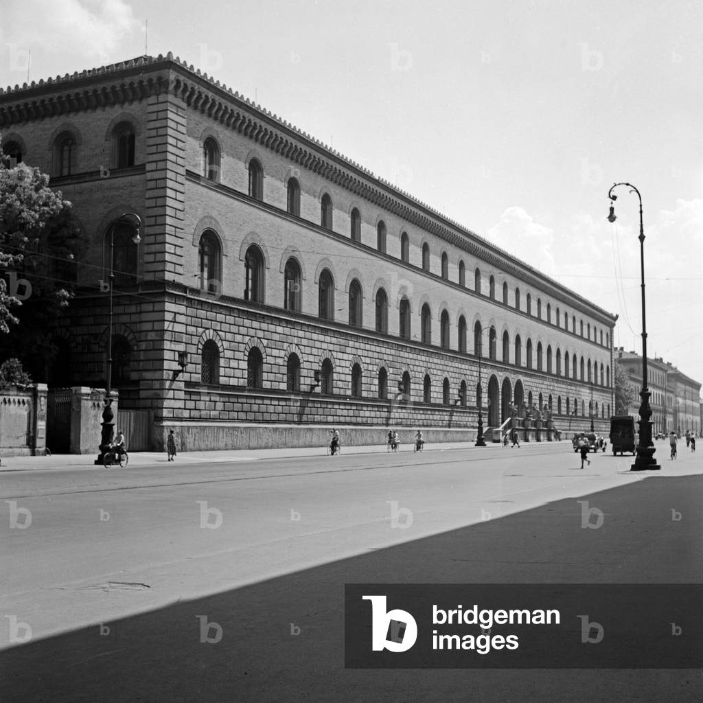 Munich university, Germany 1930s (b/w photo)