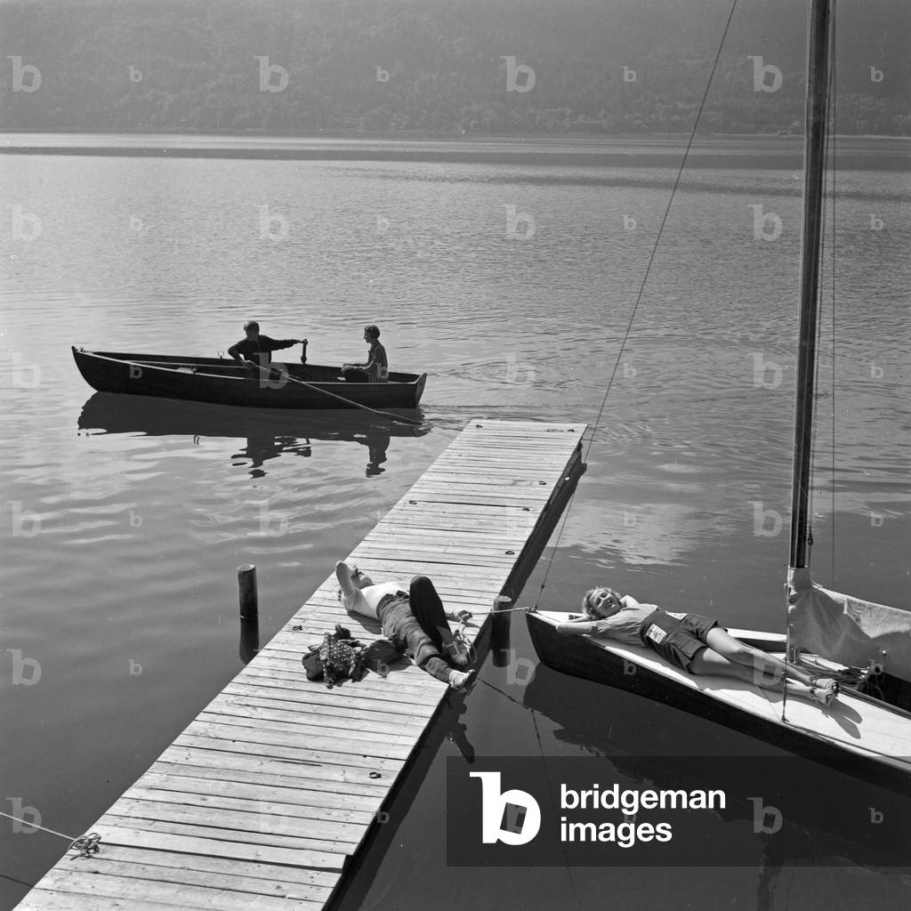 Bathing fun on a lake in the Wachau area, Germany 1930s (b/w photo)