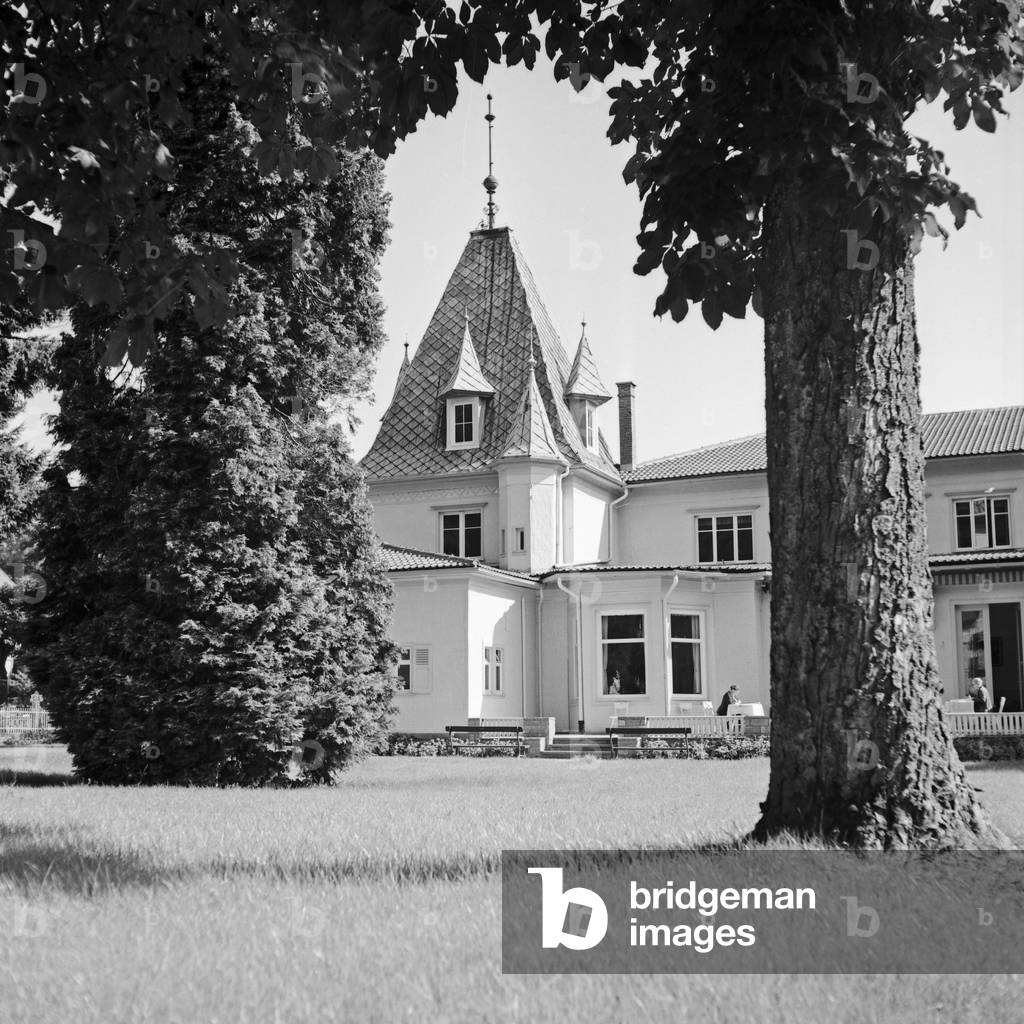 In front of a spa resort, Germany 1930s (b/w photo)