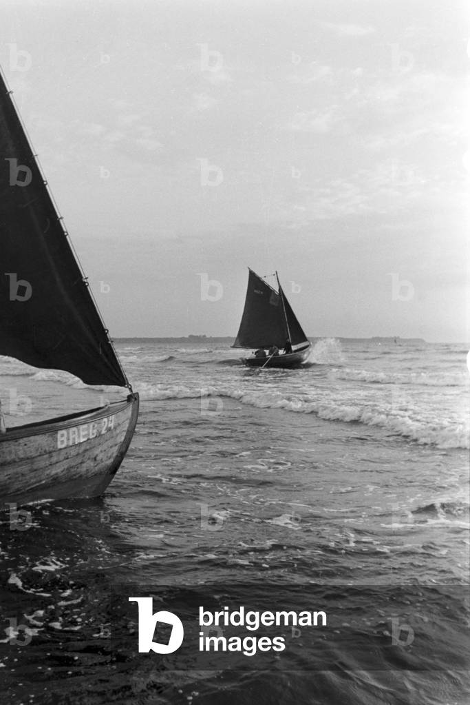 Summer vacations on the Baltic Sea, Germany 1930s (b/w photo)