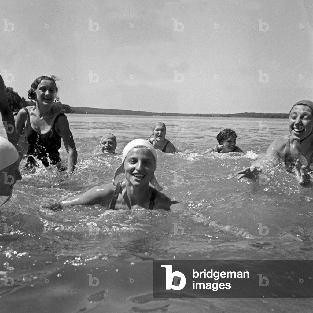 Watersports at the leisure camp of the Deutsche Arbeitsfront at the Lake Werbellinsee in Altenhof, Brandenburg, 1930s (b/w photo)
