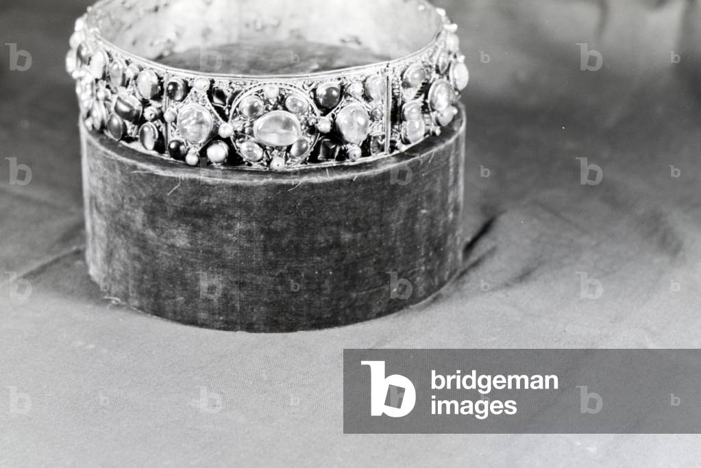 Picture of a royal crown richly ornamented with jewels in the Treasury of the Munich Residenz, Germany 1930s (b/w photo)