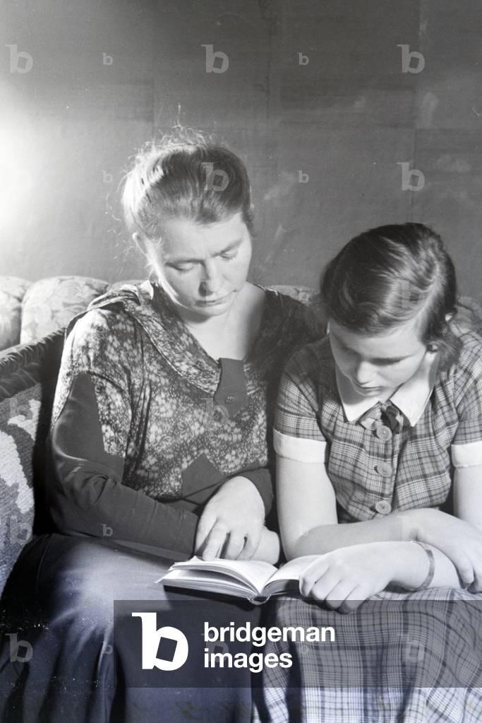 Portrait of a woman with her daughter, Germany 1930s (b/w photo)