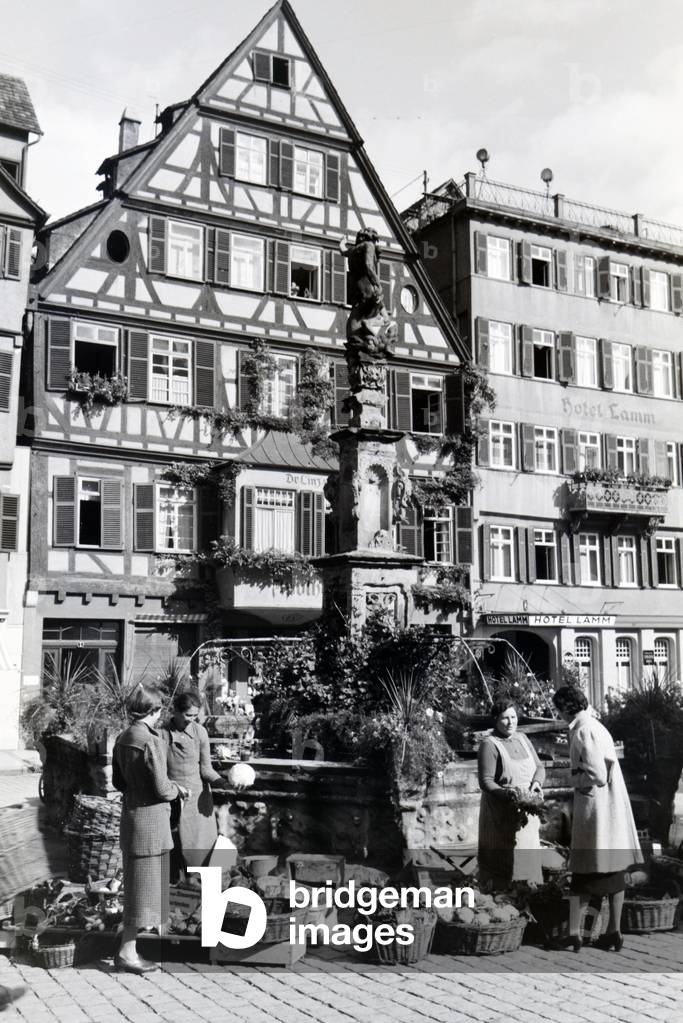 The vegetable market at the fountain on the market square in Tübingen, Germany 1930s (b/w photo)