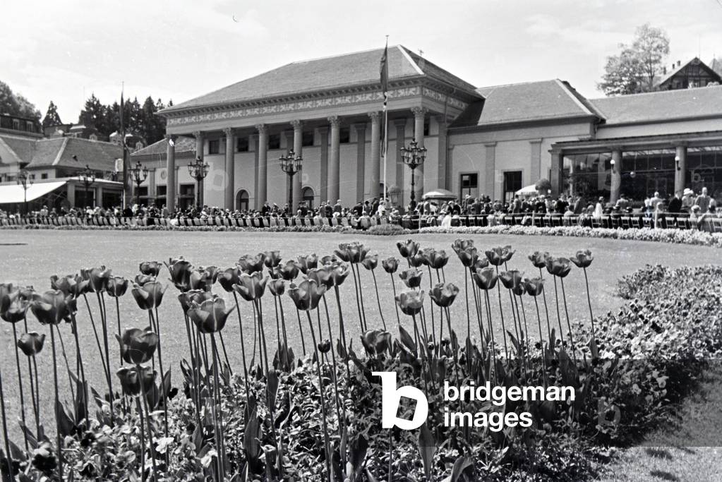 The well-frequented terrace of the Kurhaus in Baden-Baden, designed by Friedrich Weinbrenner in the 19th century, Germany 1930s (b/w photo)