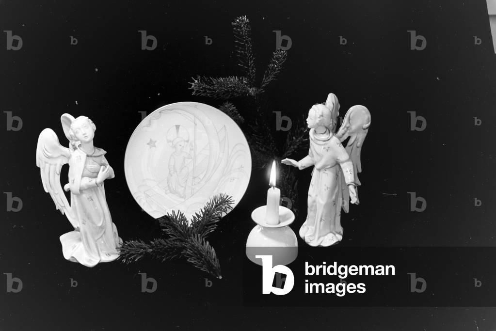 A porcelain plate with a Christmas motive produced by the State Porcelain Manufactory Berlin, Germany 1930s (b/w photo)