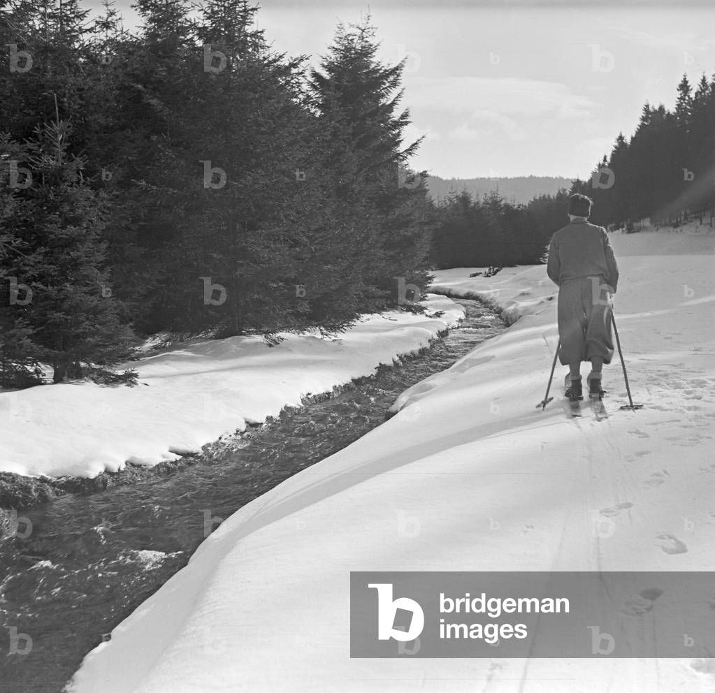 An excursion to the ski region Reheberg in the Erz Mountains, Germany 1930s (b/w photo)
