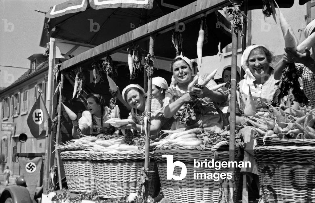Local radish producers at the pageant of the annual radish fair at Schifferstadt, Germany 1930s (b/w photo)