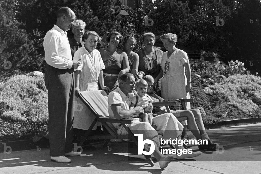 Family vacation atthe Baltic Sea, Germany 1930s (b/w photo)