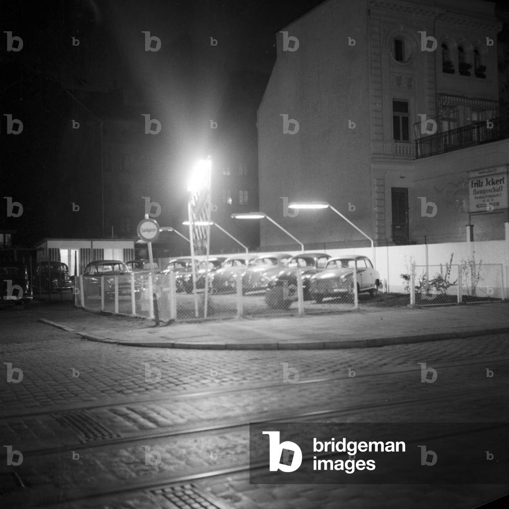 Cars at a second hand car shop by night in Hamburg 1954