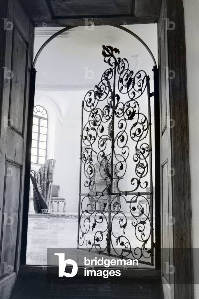 View of a room through a richly ornamented door lattice in Hartmannsberg castle, the residence of Hitler´s favoured sculptor Josef Thorak, Germany 1930s (b/w photo)