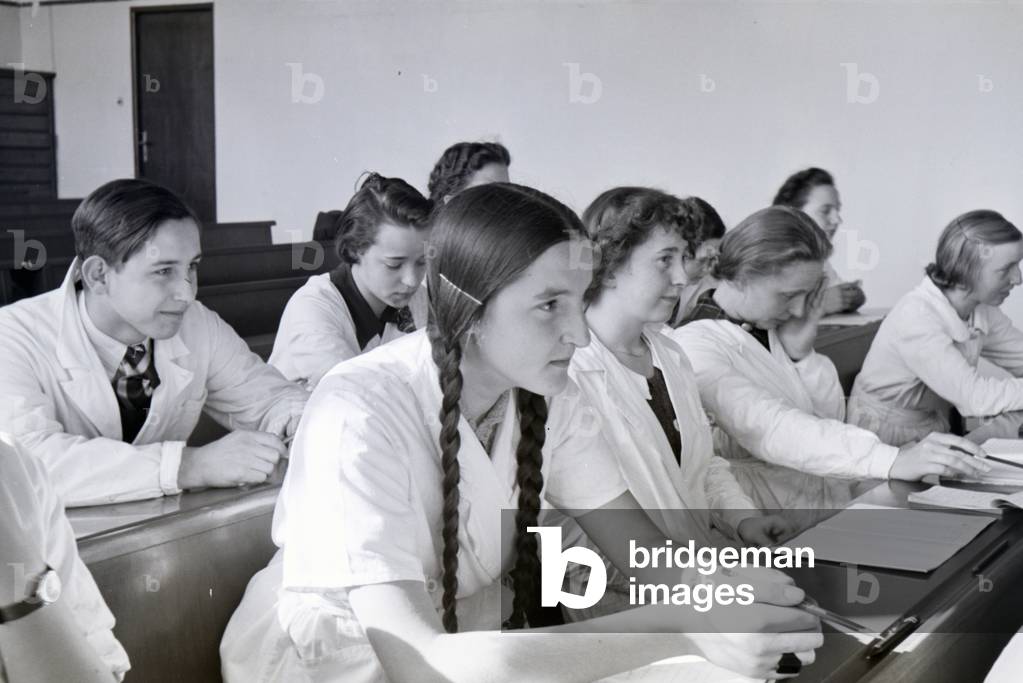 A chemistry class in the College for Ceramics in Höhr-Grenzhausen, Germany 1930s (b/w photo)