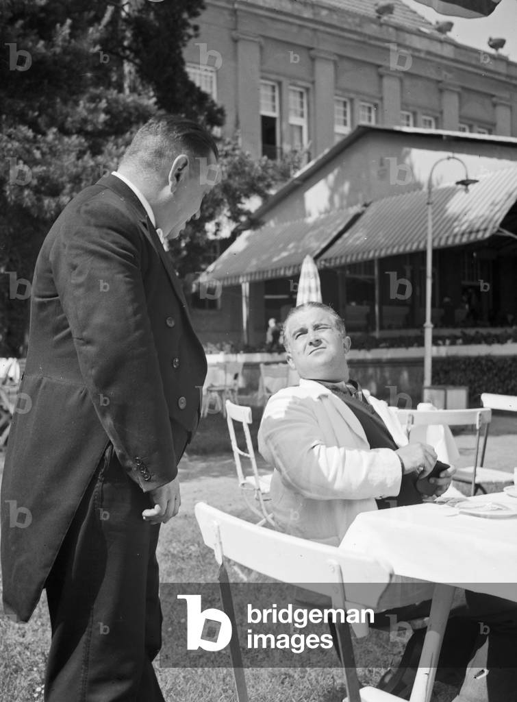 Going to the restaurant in summer time, Germany 1930s (b/w photo)