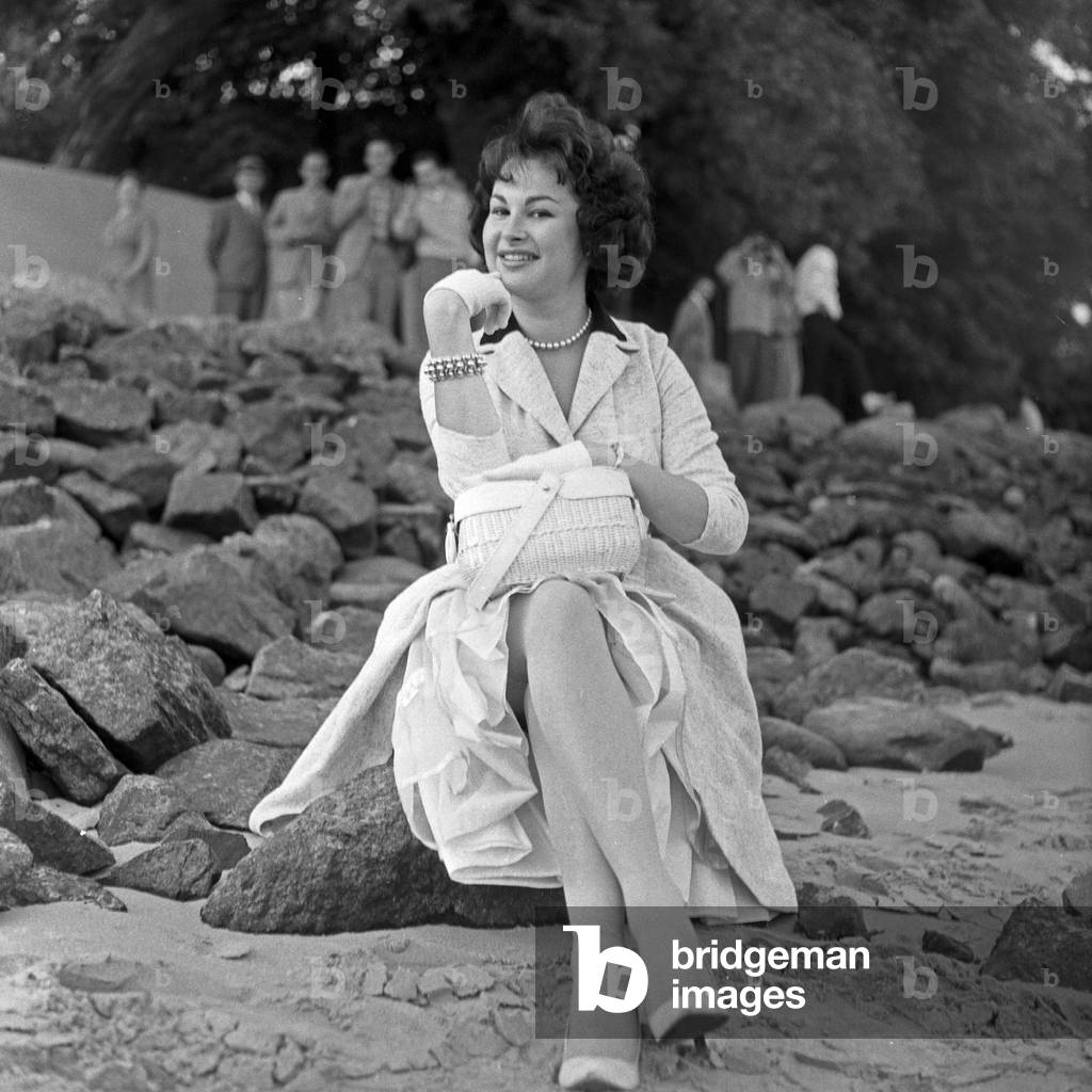 German schlager singer Evi Kent on the shore of river Elbe at Hamburg, Germany 1950s
