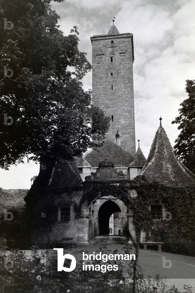The castle gate with the big tower in Rothenburg ob der Tauber, Germany 1930s (b/w photo)
