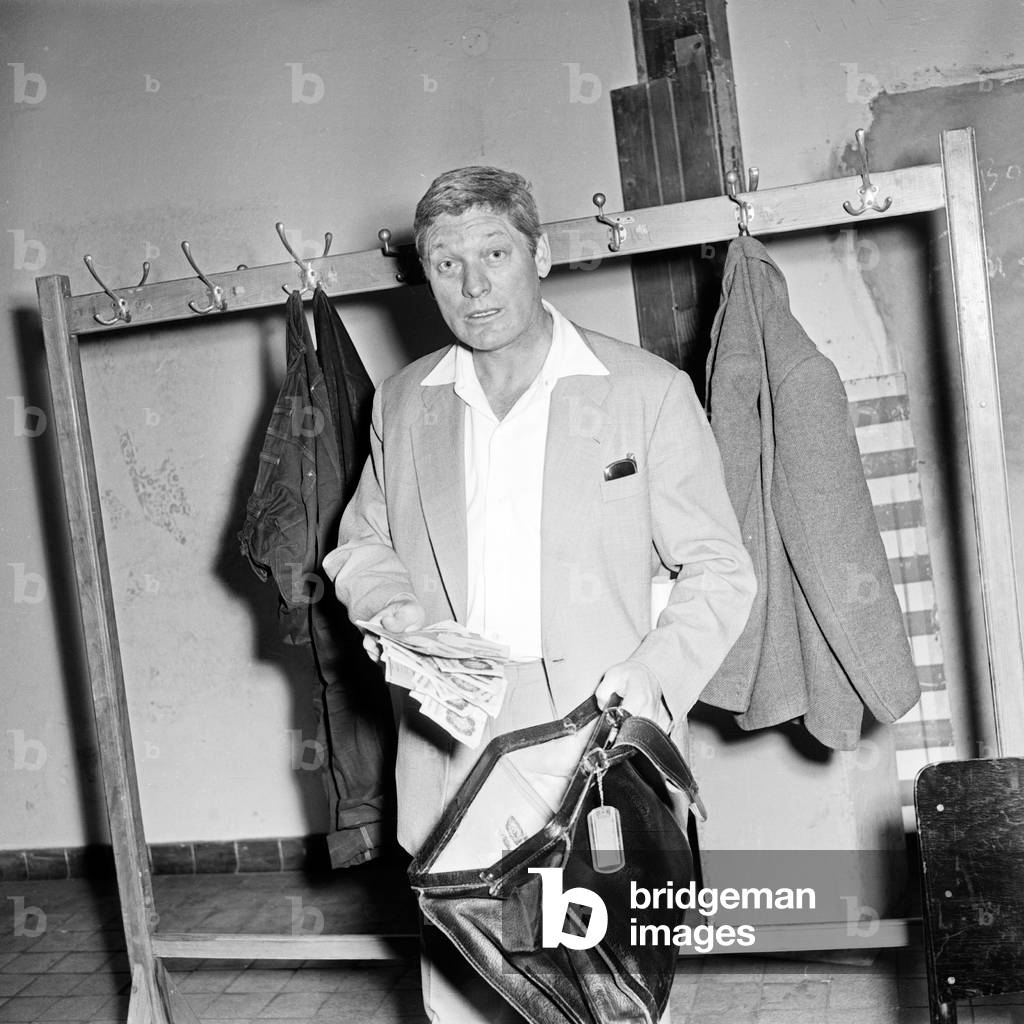 People in their job at NDR TV channel: a property master with a bag of banknotes, Germany 1950s