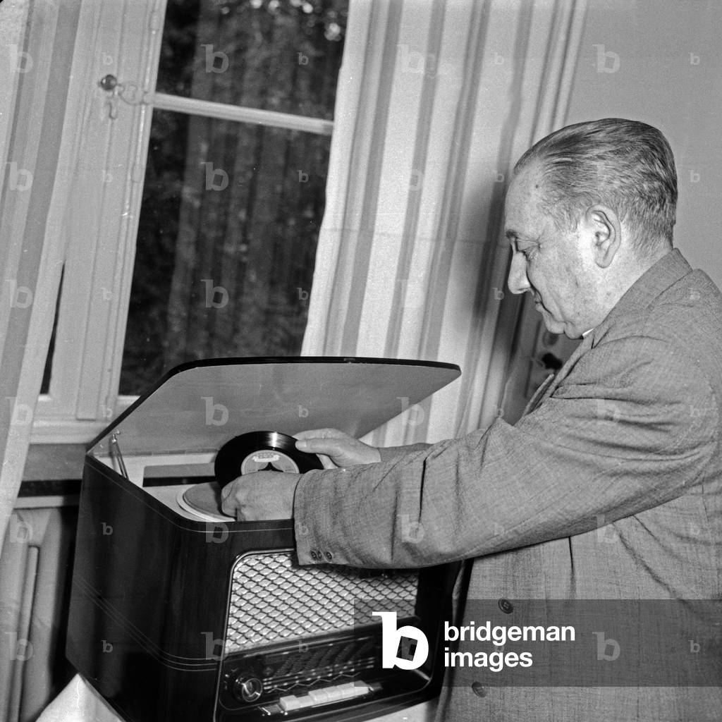 Hungarian German composer of jewish origin Paul Abraham wants to hear a 45 rpm single, Germany 1950s