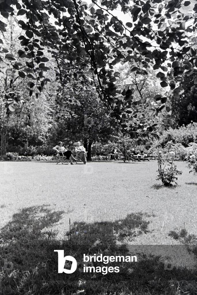 The green belt of the Lichtentaler Allee in Baden-Baden, an appealing place for sunbathing and relaxing, Germany 1930s (b/w photo)