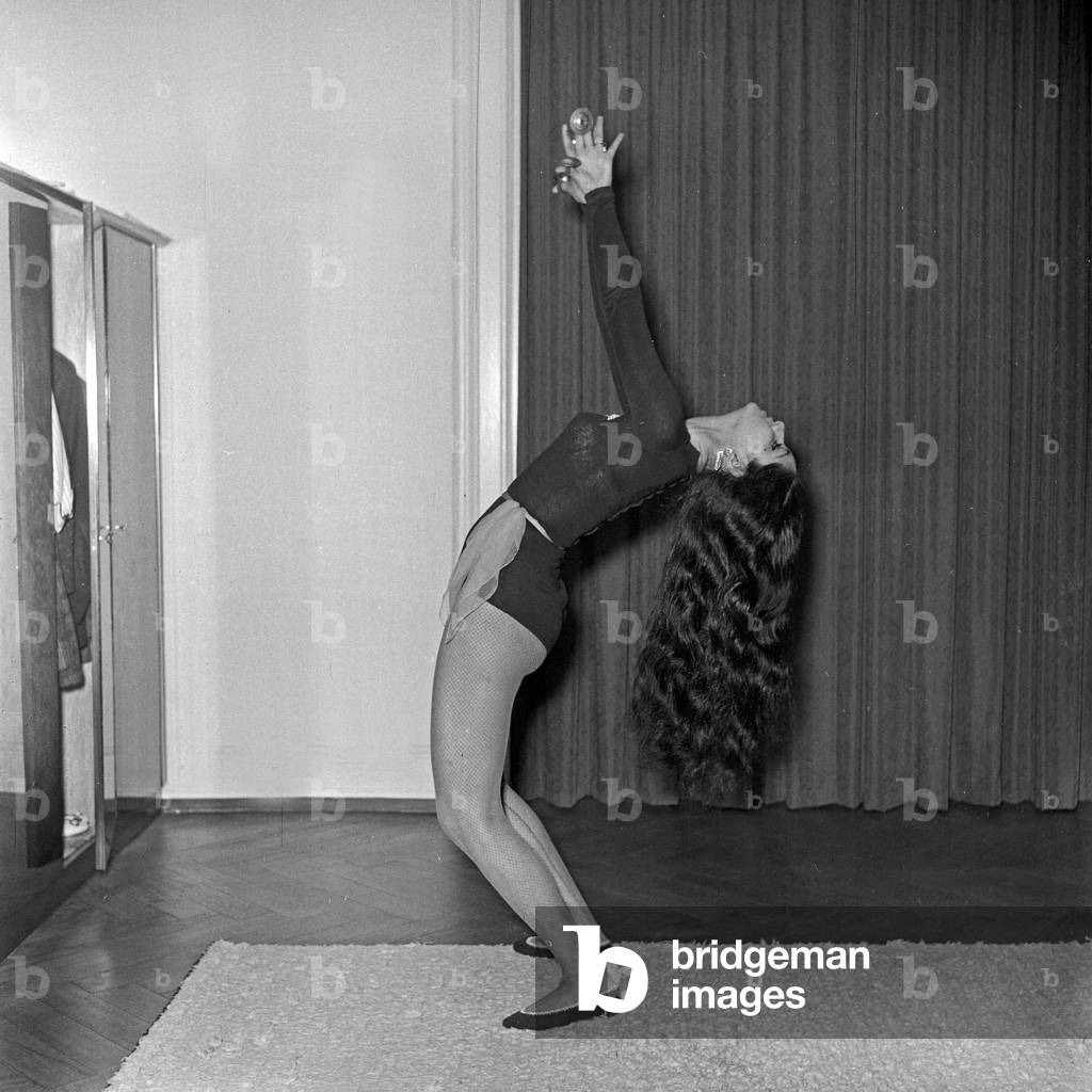 Singer Mona Baptiste as a female Indian artist dancing with small hand cymbals, Germany 1950s