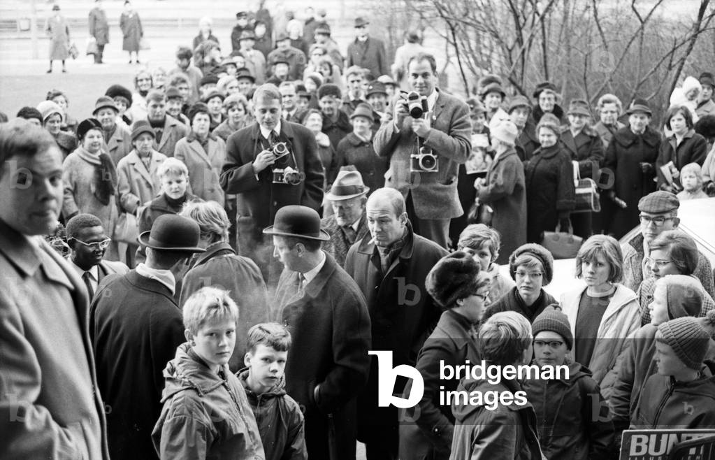 Press photographers and fans waitung for the bridal couple German actress and TV presenter Victoria Voncampe and Peter Schlickenrieder, Germany 1960s