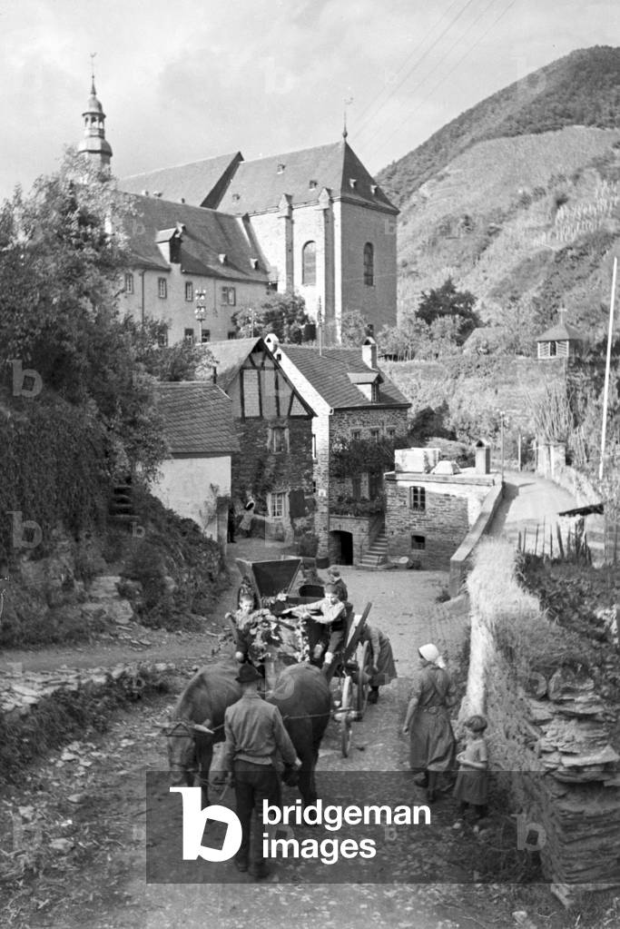 Winegrowers on their way to work, Germany 1930s (b/w photo)