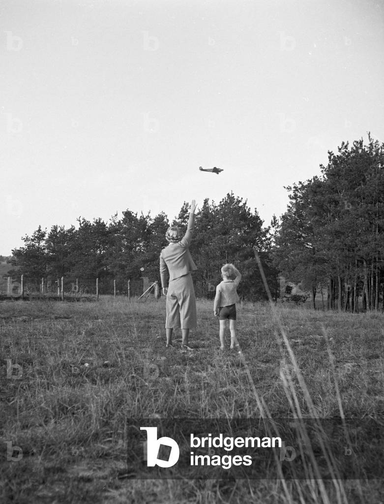 Young woman on summer vacation, Germany 1930s (b/w photo)