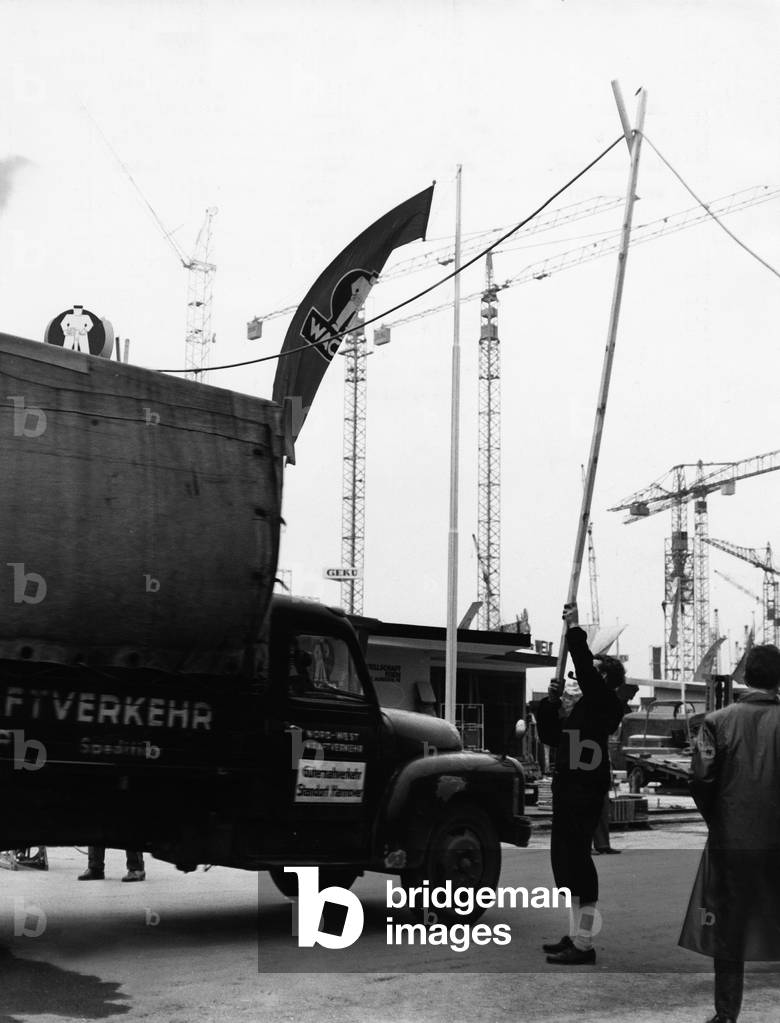 German TV broadcasts live from the Hanover trade fair in 1964, the wires must not disturb the traffic