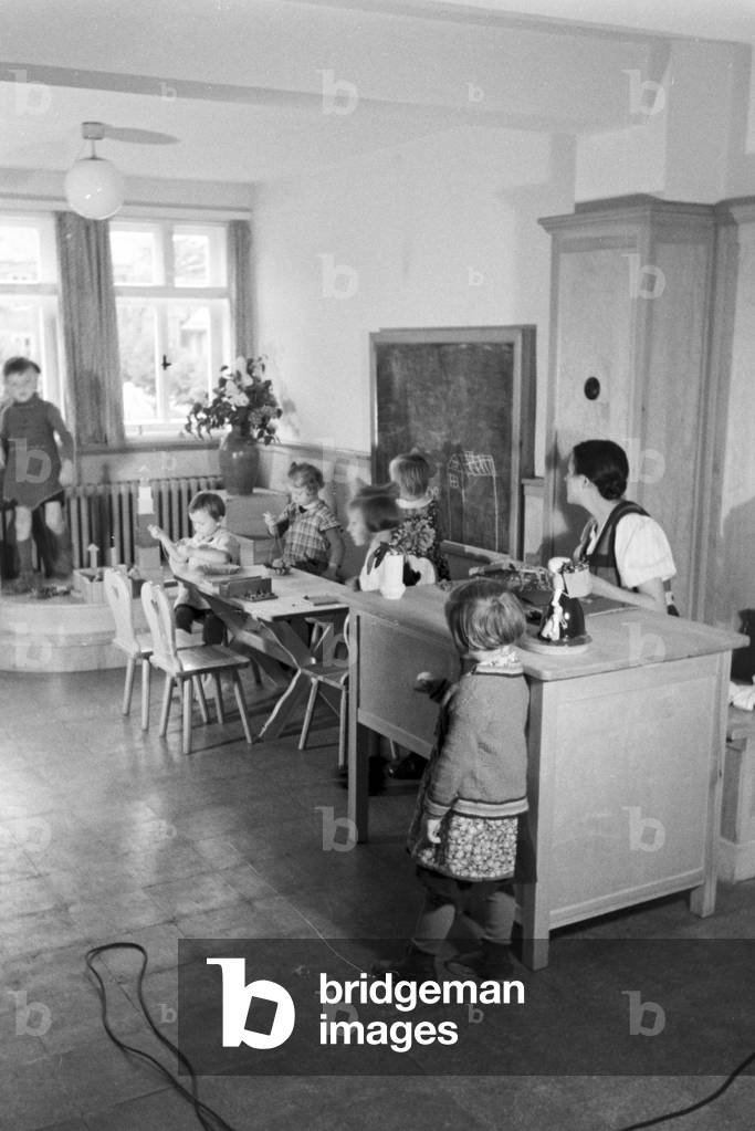 Toddlers playing in the kindergarten of the Fröbelhaus in Oberweißbach, Germany 1930s (b/w photo)