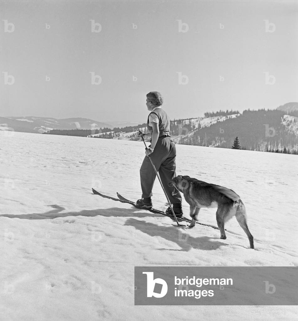 An excursion to the ski region Reheberg in the Erz Mountains, Germany 1930s (b/w photo)
