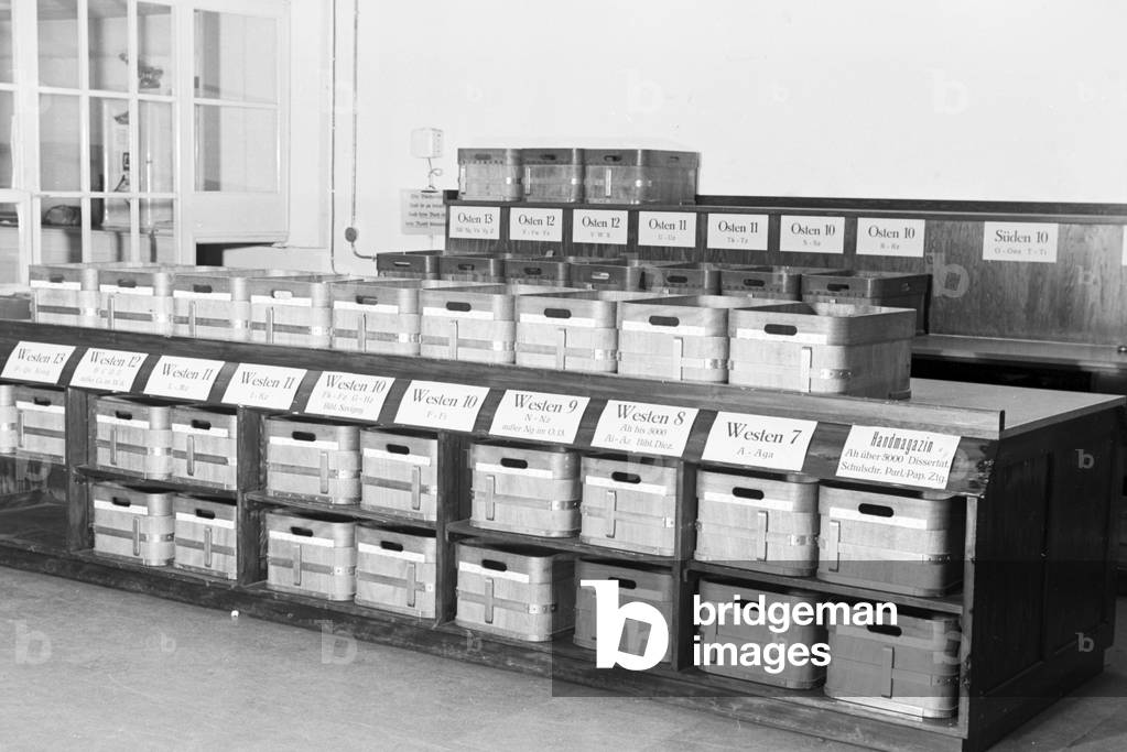 The alphabetical book sorting system in the library magazine of the Berlin State Library (former Prussian State Library), Germany 1930s (b/w photo)