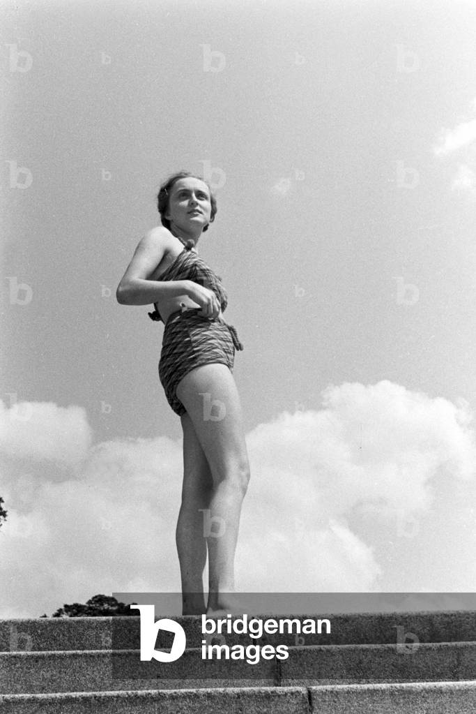Swimming beauty at lake Wannsee lido in Berlin, Germany 1930s (b/w photo)