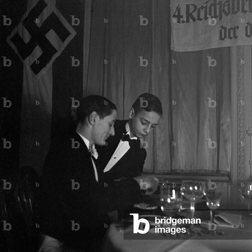 A trainee of a restaurant is examined at the Reichsberufswettkampf contest 1937, Germany 1930s (b/w photo)