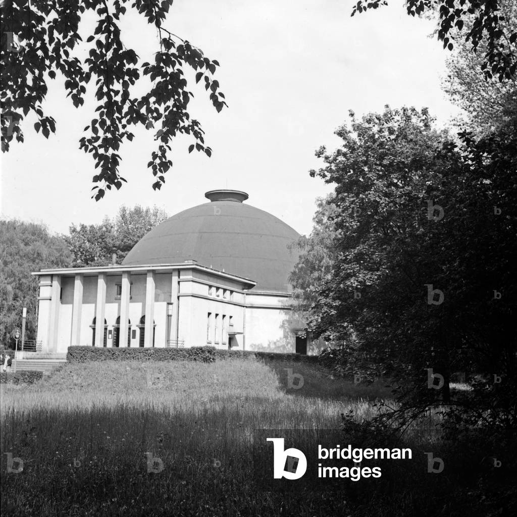 The Mannheim planetarium was opened in 1927 at the Luisenpark public gardens (b/w photo)