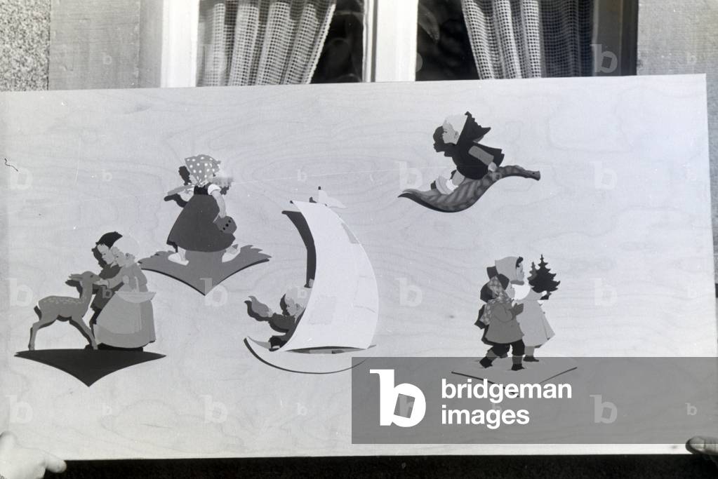 Painted wooden figures with different fairytale characters produced by the company Heller Kunst in the Eifel, Germany 1930s (b/w photo)