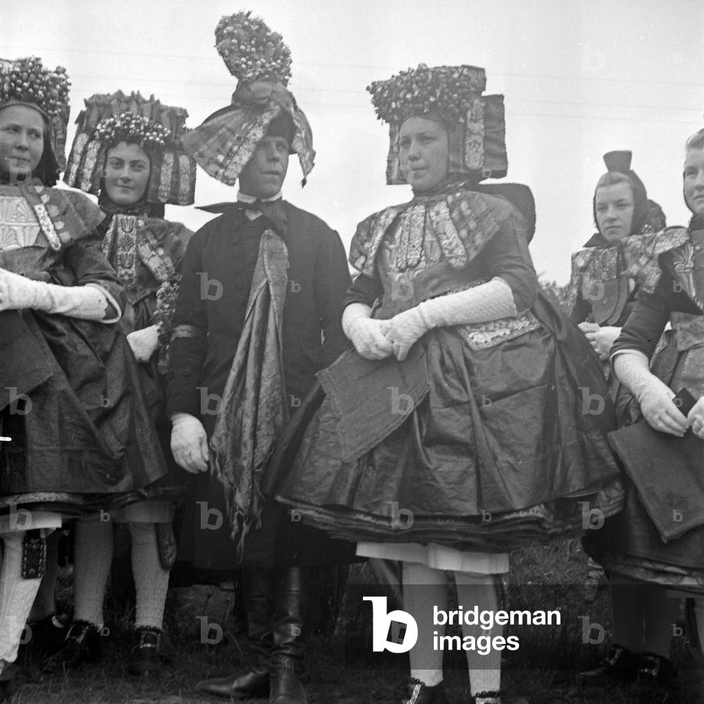 Wedding couple on a procession wearing the Western Hessian array of the Schwalm area, Germany 1930s (b/w photo)
