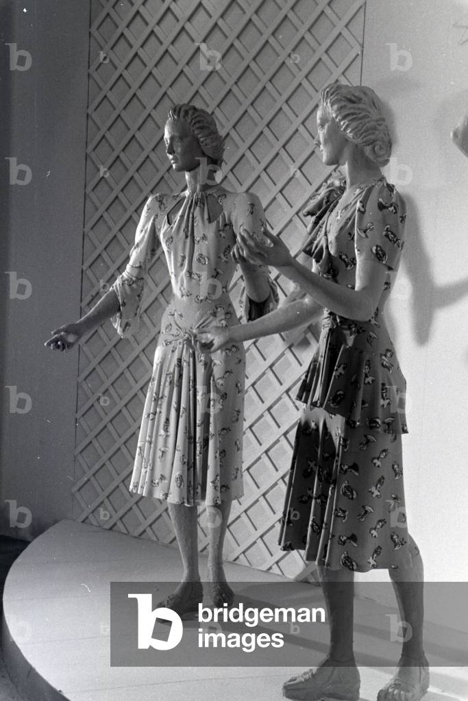 Display dummys in patterned dresses by fashion designer Rothe, made of the synthetic rubber vistra of the chemistry company I, G. Farbenindustrie AG, Germany 1940s (b/w photo)