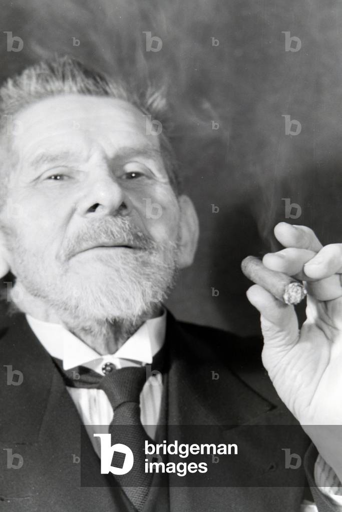 A man smoking a cigar for an advertising campaign, Germany 1930s (b/w photo)