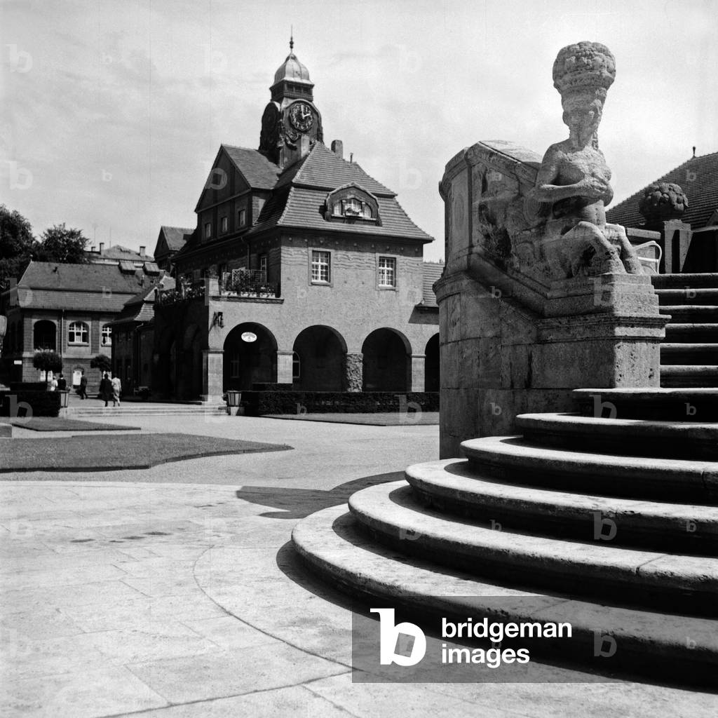 At the well of spa resort Bad Nauheim, Germany 1930s (b/w photo)