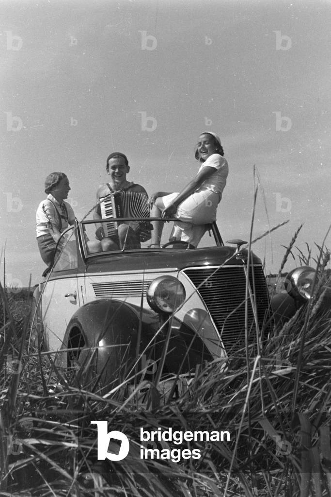Vacation at the Baltic Sea, Germany 1930s (b/w photo)