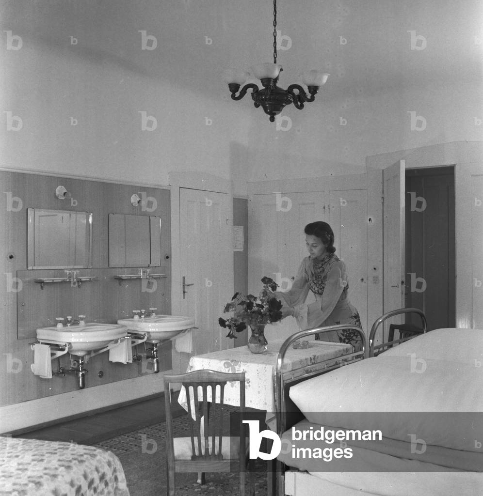 German actress Evelyn von Schoening at the spa resort Villa Sommerberg at Bad Rippoldsau in the Black Forest, Germany 1930s (b/w photo)