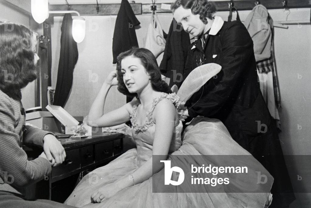 Chorus girls in the changing room in the opera in Rome, Italy 1940s (b/w photo)
