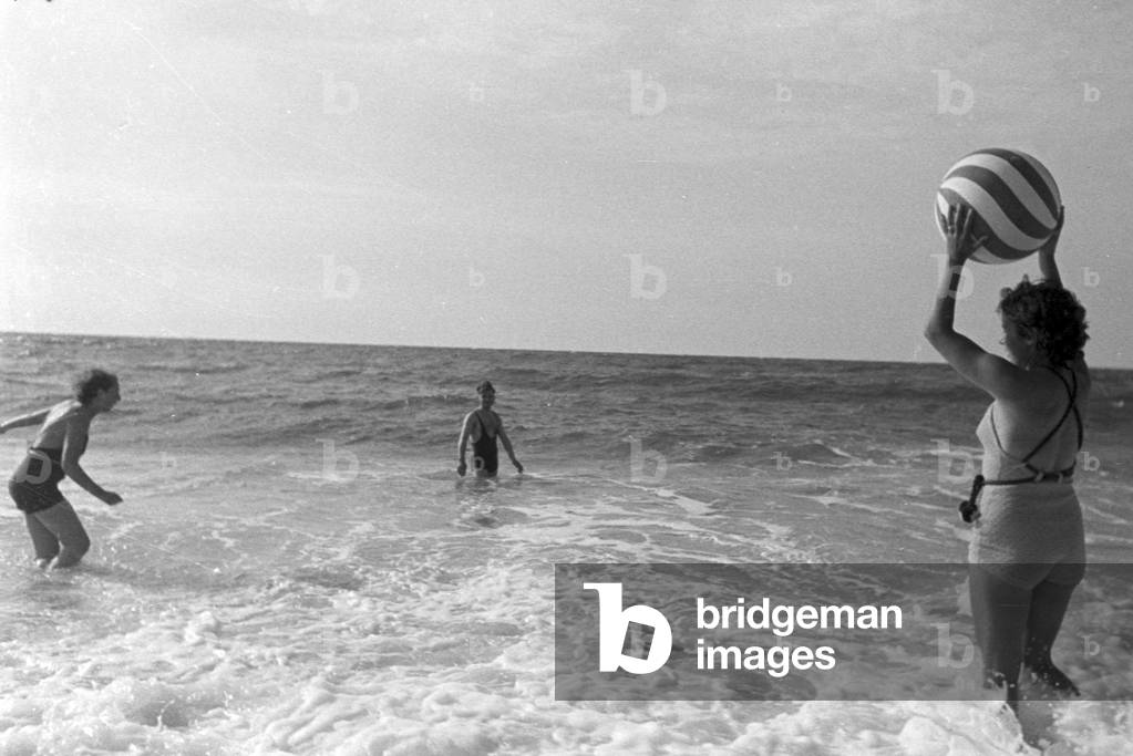 Vacation at the Baltic Sea, Germany 1930s (b/w photo)