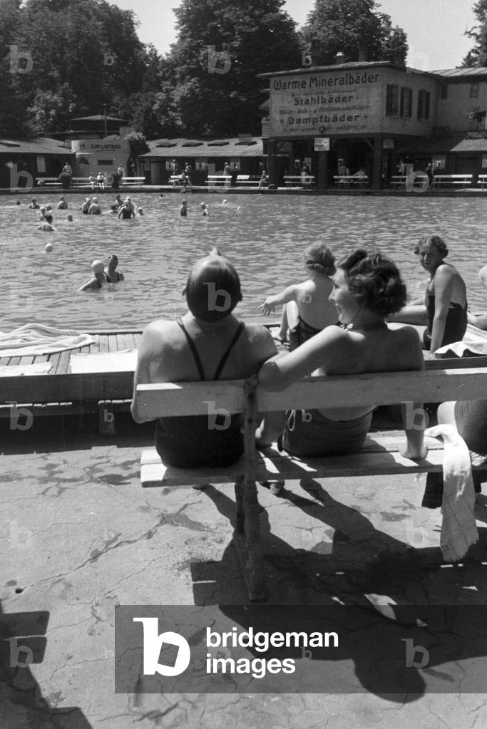 Bathers in an open-air pool in Stuttgart, Germany 1930s (b/w photo)