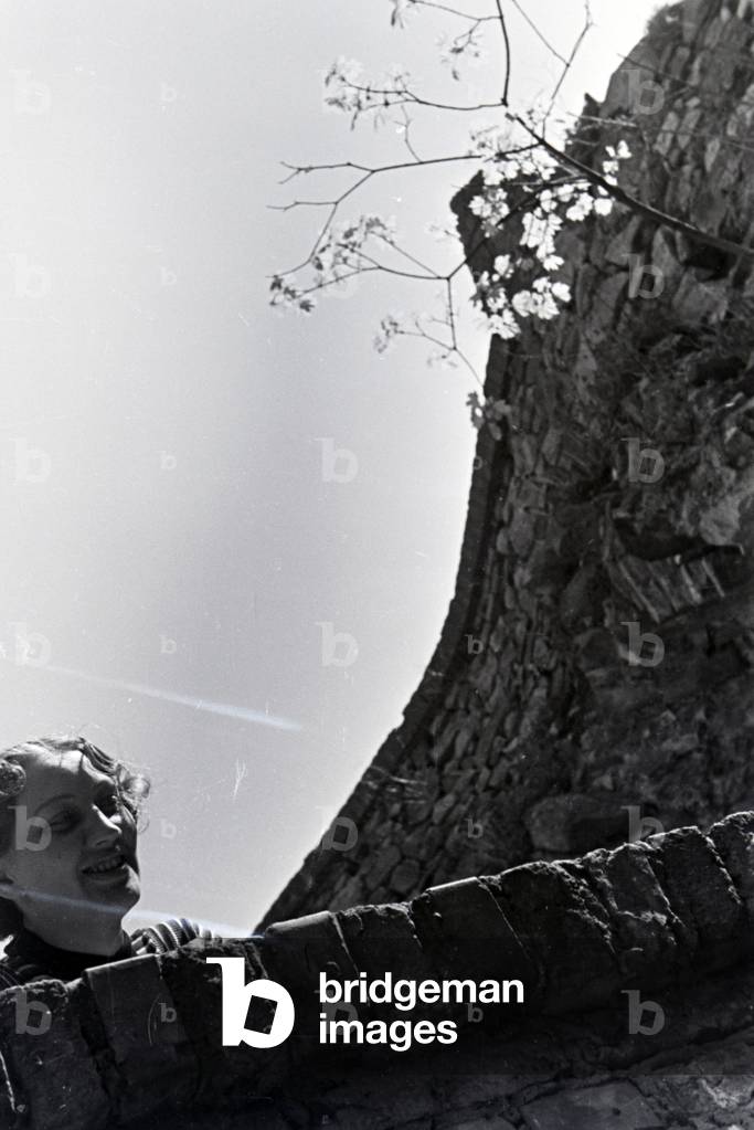 A woman going on an excursion, Germany 1930s (b/w photo)