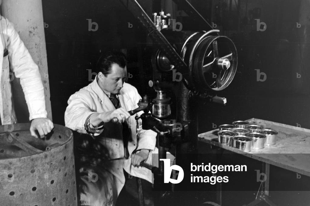 Two food chemists with a canning machine at the technical centre for tinned food in Magdeburg, Germany 1930s (b/w photo)