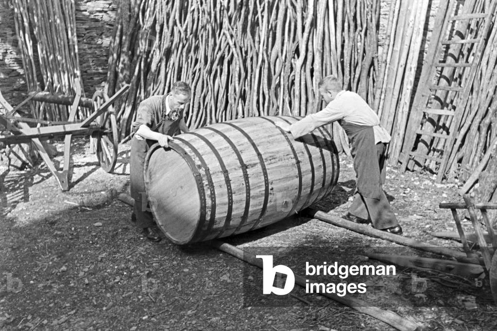 Winegrower at work, producing a cask, Germany 1930s (b/w photo)
